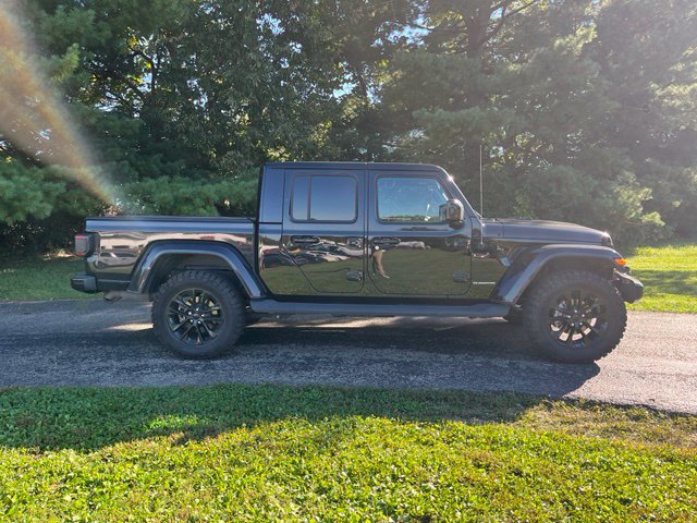 Used 2021 Jeep Gladiator Overland AWD/4WD image 2