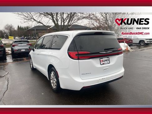 Used 2024 Chrysler Pacifica Touring-L FWD image 8