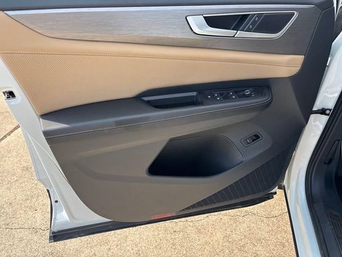 Used 2025 Volkswagen Atlas Cross Sport SE w/ Panoramic Sunroof Package image 11