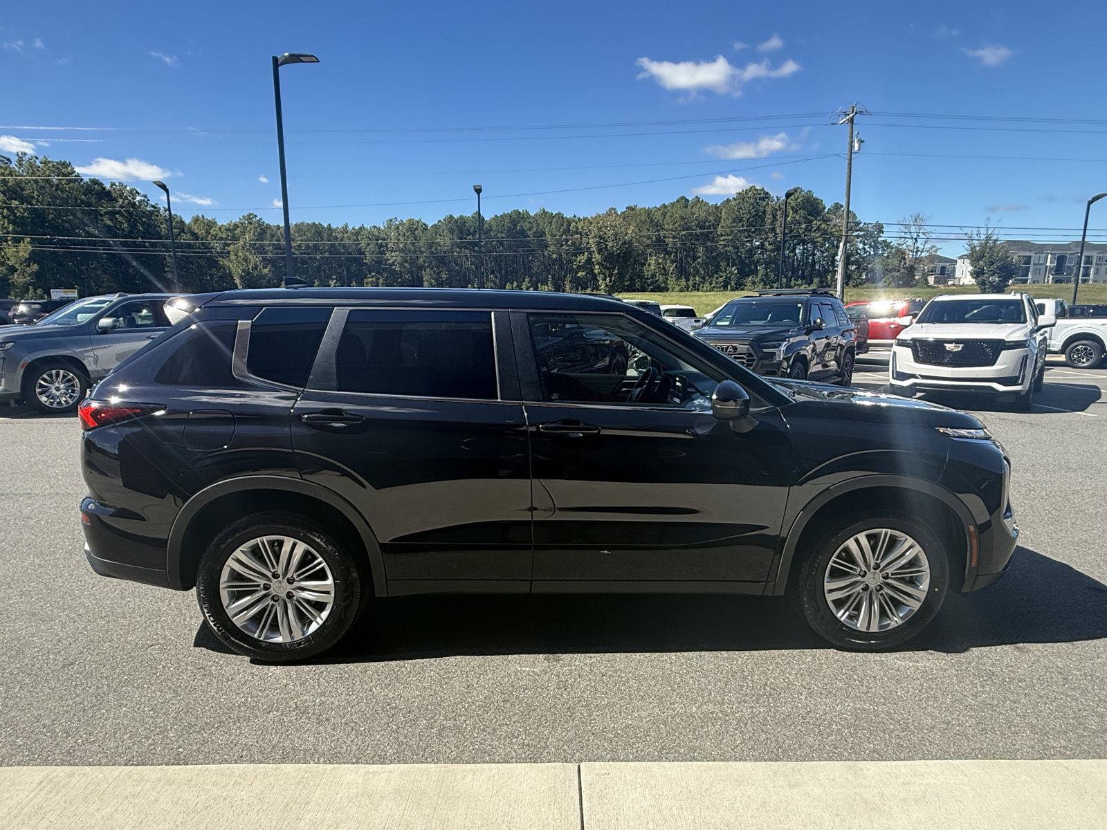 Used 2023 Mitsubishi Outlander ES FWD image 29