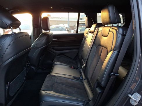 Used 2024 Jeep Grand Cherokee L Laredo image 11