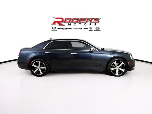 Used 2018 Chrysler 300 Limited image 9