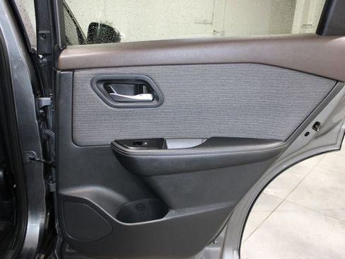 Used 2023 Nissan Rogue SV image 30