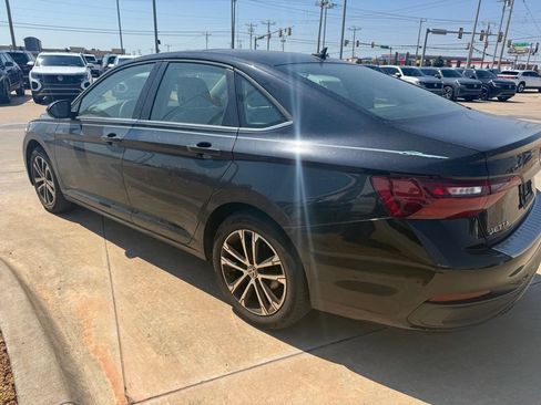 Used 2023 Volkswagen Jetta SE w/ Panoramic Sunroof Package FWD image 5