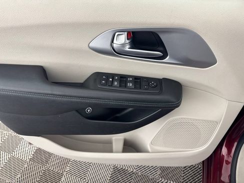 Used 2018 Chrysler Pacifica Touring Plus FWD image 17