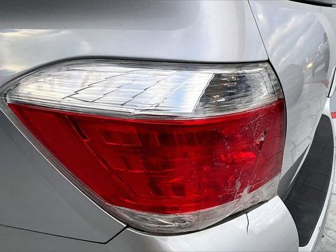 Used 2012 Toyota Highlander SE image 23