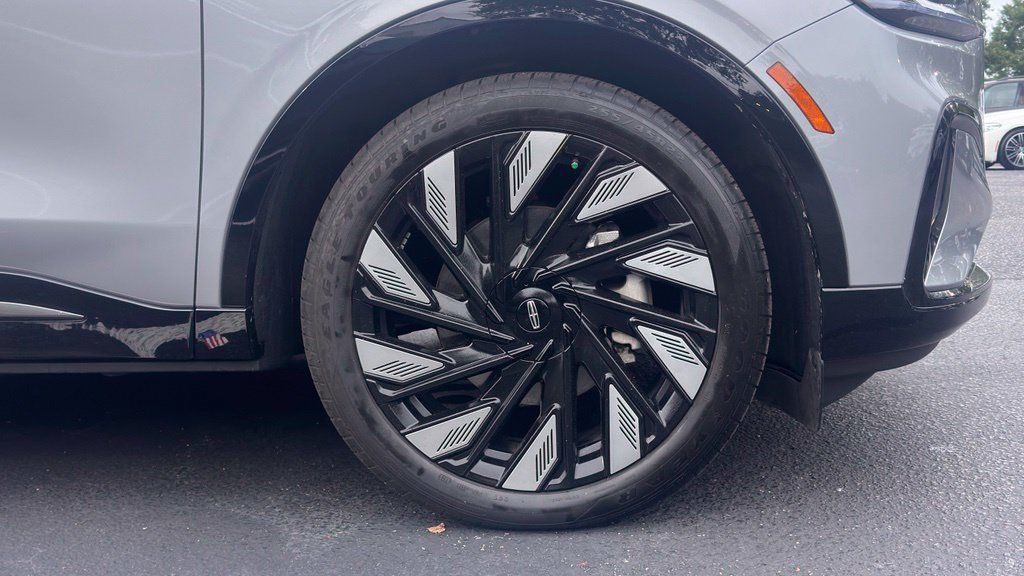Used 2025 Lincoln Nautilus Reserve AWD/4WD image 4