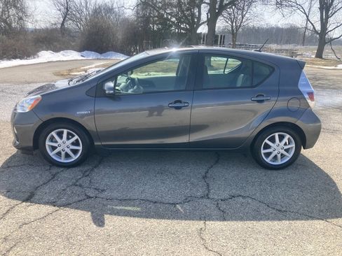 Used 2014 Toyota Prius C Three image 2