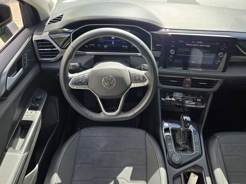 Used 2025 Volkswagen Taos SE AWD/4WD image 16
