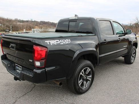 Used 2019 Toyota Tacoma TRD Sport image 9