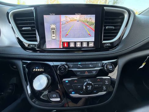 Used 2023 Chrysler Pacifica Touring-L w/ Uconnect Theater Family Group FWD image 29