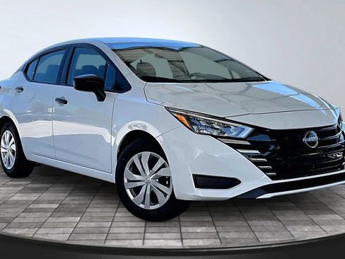 Used 2025 Nissan Versa S FWD image 3