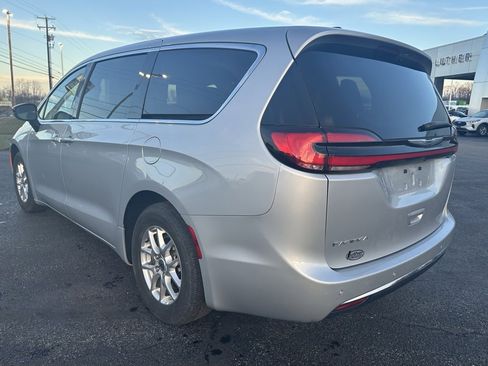 Used 2024 Chrysler Pacifica Touring-L image 3