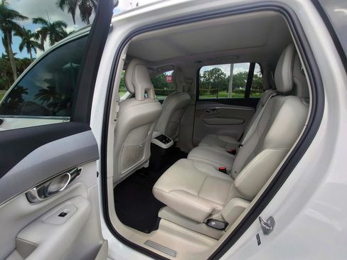 Used 2021 Volvo XC90 T5 Momentum w/ Protection Package Premier FWD image 15