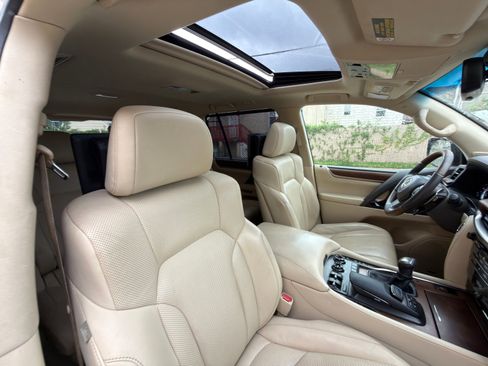 Used 2017 Lexus LX 570 4WD w/ Luxury Package image 33