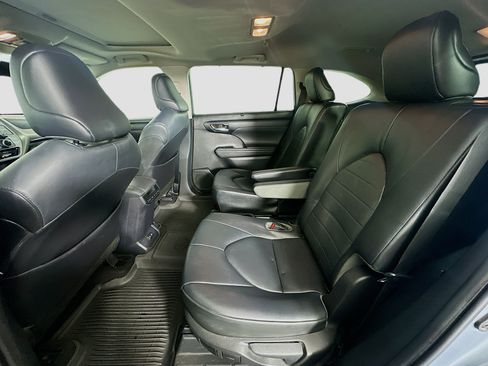 Used 2020 Toyota Highlander XLE FWD image 29