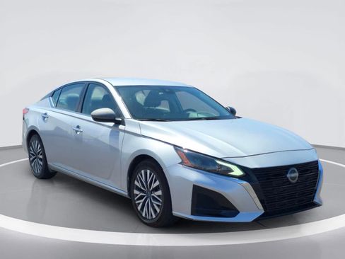 Used 2024 Nissan Altima 2.5 SV FWD image 8