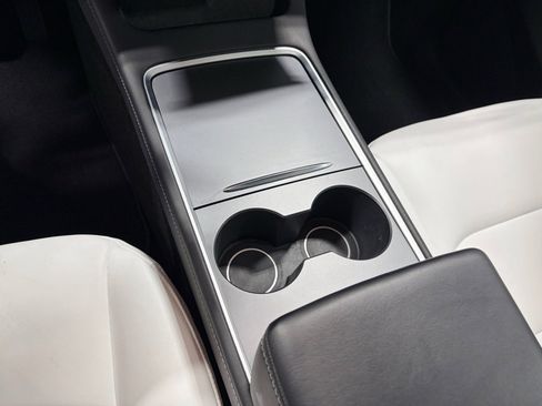 Used 2022 Tesla Model Y Long Range image 18