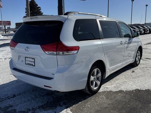 Used 2013 Toyota Sienna LE image 36