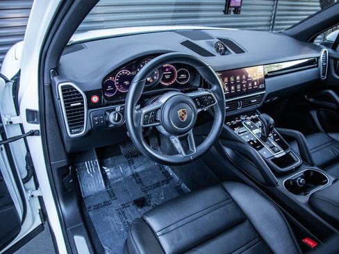 Certified 2023 Porsche Cayenne image 4