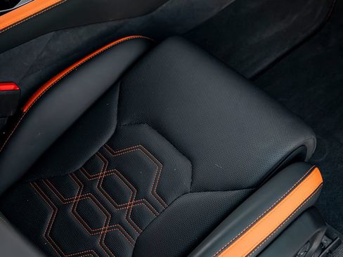 Used 2025 Lamborghini Urus SE AWD/4WD image 36