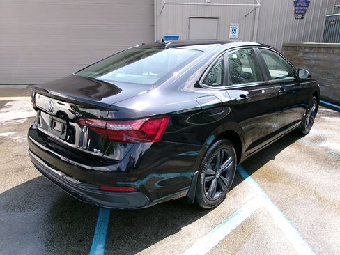Used 2024 Volkswagen Jetta SE w/ Panoramic Sunroof Package FWD image 5