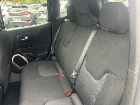 Used 2017 Jeep Renegade Latitude FWD image 15