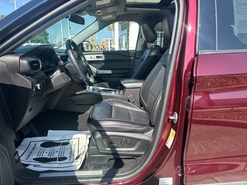 Used 2022 Ford Explorer Limited w/ Equipment Group 301A AWD/4WD image 9