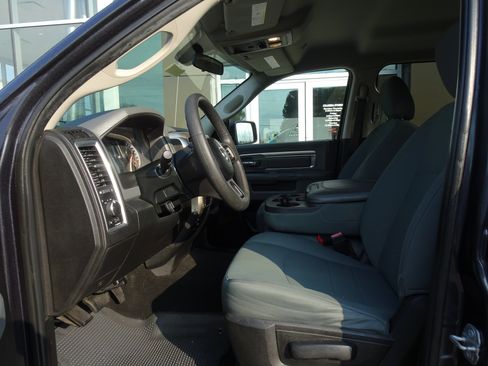 Used 2018 RAM 1500 Classic SLT AWD/4WD image 9