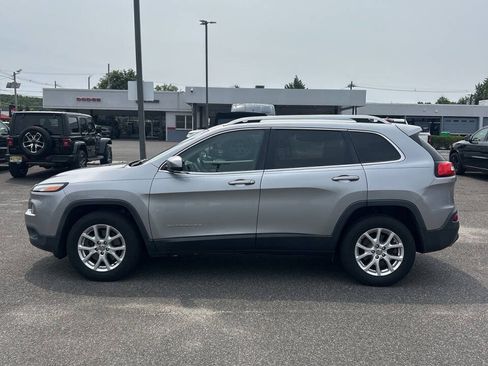 Used 2017 Jeep Cherokee Latitude AWD/4WD image 4