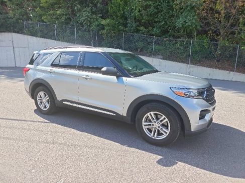 Used 2023 Ford Explorer XLT RWD image 1