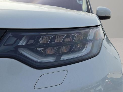 Used 2019 Land Rover Discovery HSE image 9