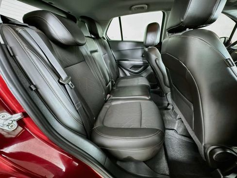 Used 2022 Chevrolet Trax LT w/ LT Convenience Package AWD/4WD image 25