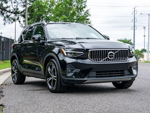 Used 2023 Volvo XC40 B5 Plus AWD/4WD image 3