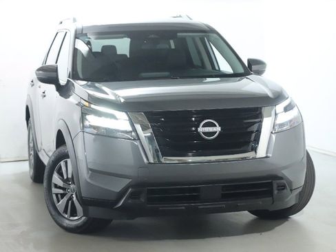Used 2025 Nissan Pathfinder SV FWD image 3