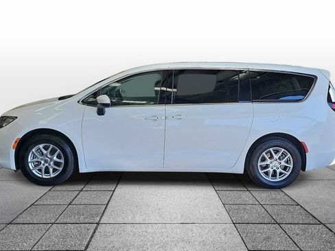 Used 2023 Chrysler Voyager LX FWD image 5