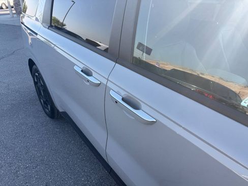 Used 2025 Kia Carnival EX FWD image 11