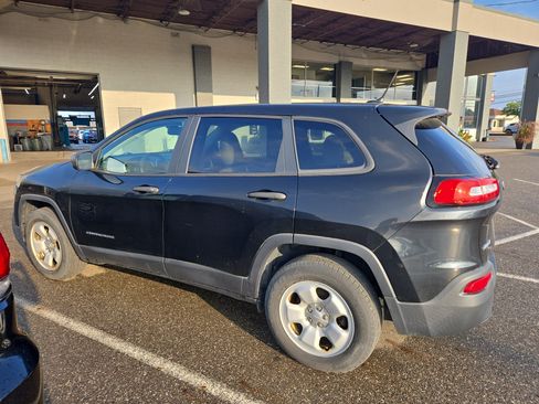 Used 2017 Jeep Cherokee Sport AWD/4WD image 8
