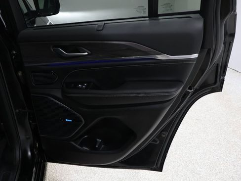 Used 2022 Jeep Grand Cherokee Overland w/ Luxury Tech Group IV image 22