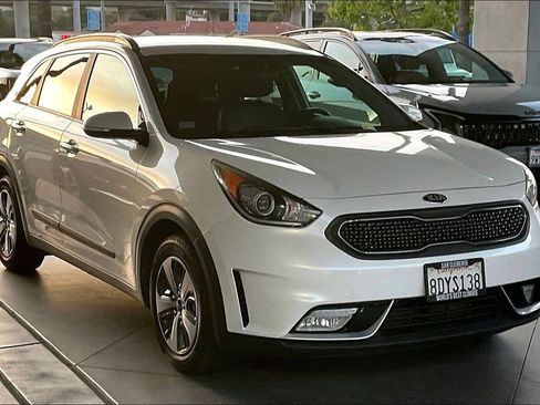 Used 2018 Kia Niro EX FWD image 2