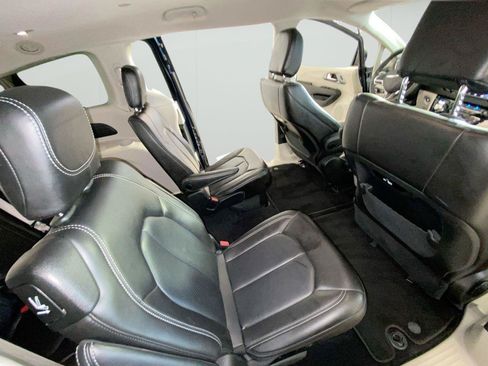 Used 2023 Chrysler Pacifica Touring-L FWD image 19