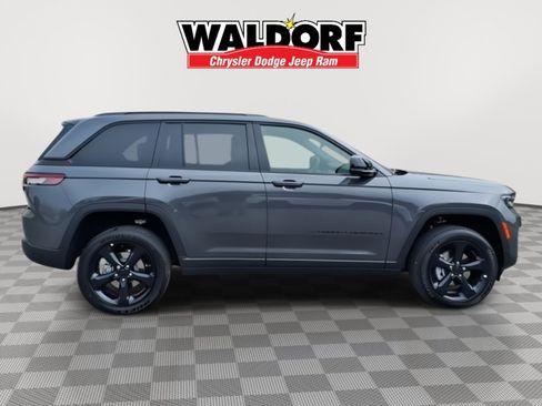 Used 2025 Jeep Grand Cherokee Altitude AWD/4WD image 2