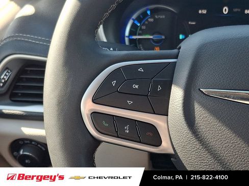 Used 2023 Chrysler Pacifica Touring-L FWD image 24