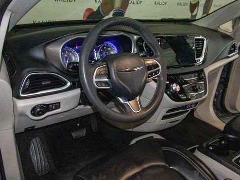 Used 2023 Chrysler Pacifica Touring-L image 5