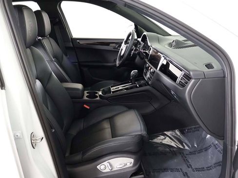 Used 2025 Porsche Macan image 36