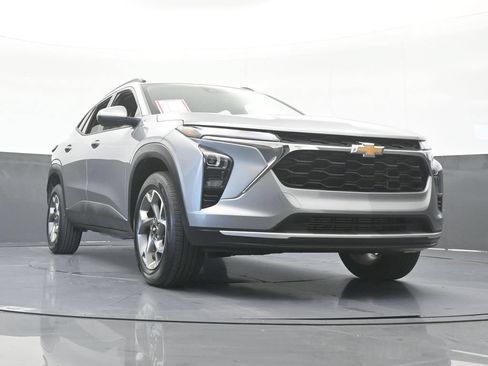 Used 2025 Chevrolet Trax LT w/ Driver Confidence Package FWD image 58