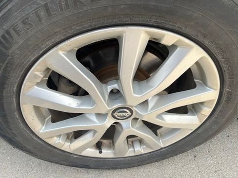 Used 2018 Nissan Rogue SV w/ Premium Package FWD image 7
