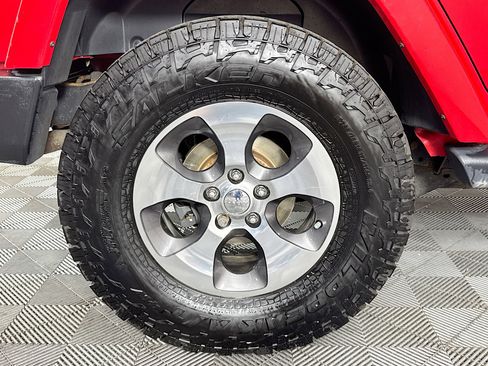 Used 2018 Jeep Wrangler Unlimited Sahara w/ Dual Top Group image 30