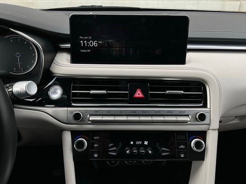 Used 2025 Genesis G70 2.5T image 26