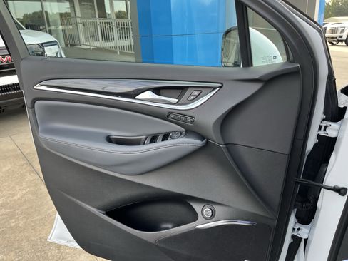 Used 2024 Buick Enclave Premium image 8